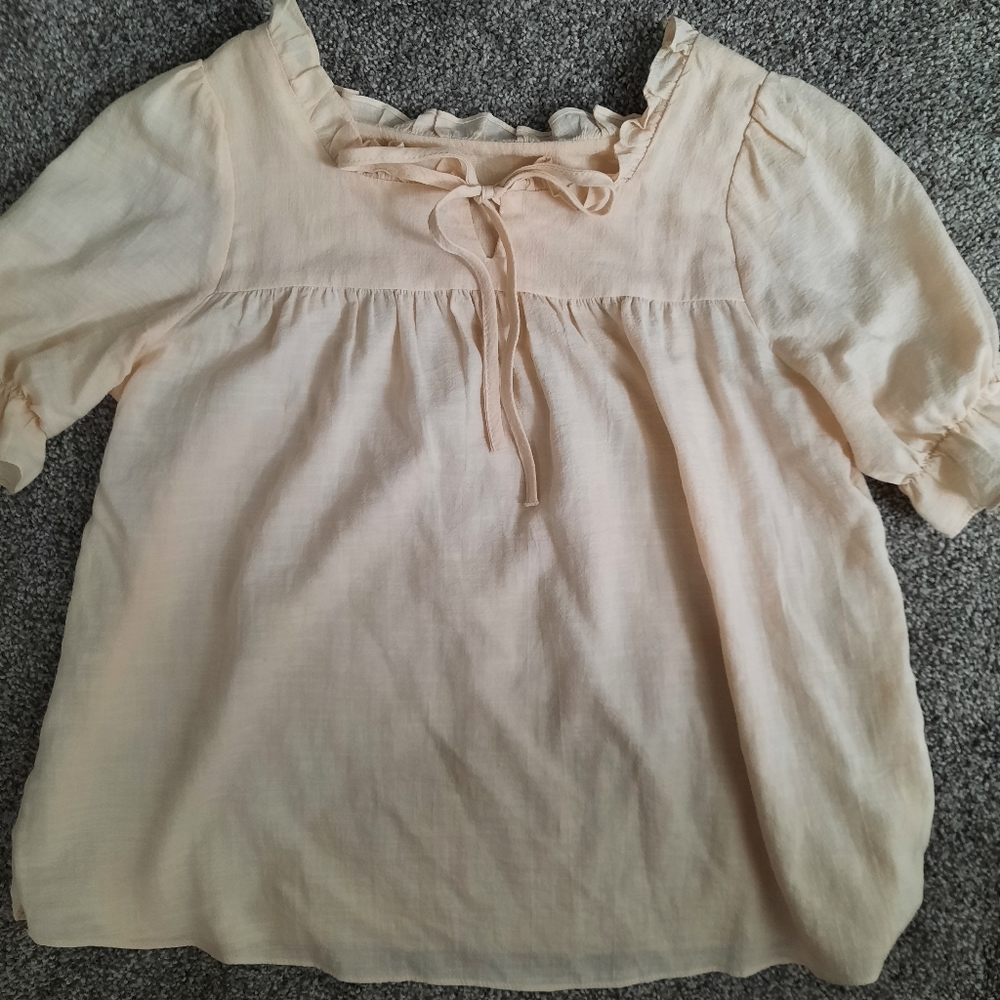 Blouse with puffy sleeves and ribbon